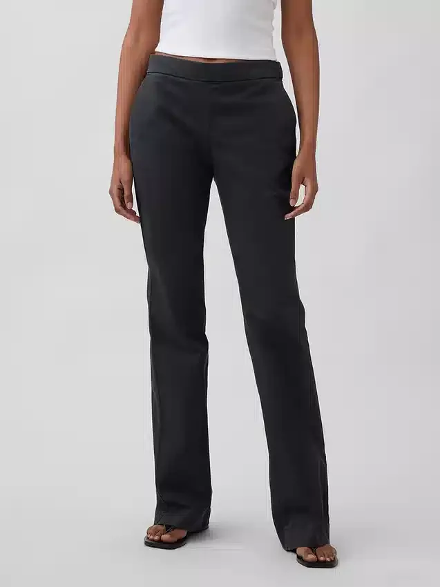 Nauwsluitende kaki broek met lage taille en uitlopende pijpen