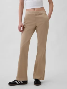 Nauwsluitende kaki broek met lage taille en uitlopende pijpen