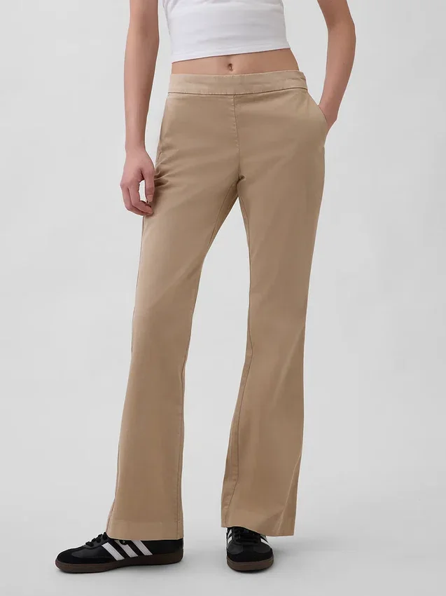 Nauwsluitende kaki broek met lage taille en uitlopende pijpen