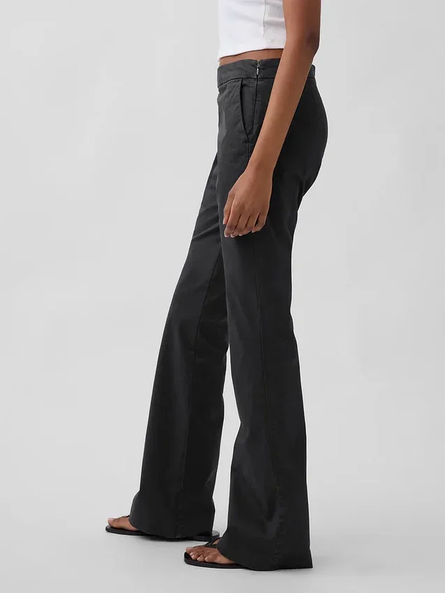 Nauwsluitende kaki broek met lage taille en uitlopende pijpen