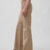 Nauwsluitende kaki broek met lage taille en uitlopende pijpen