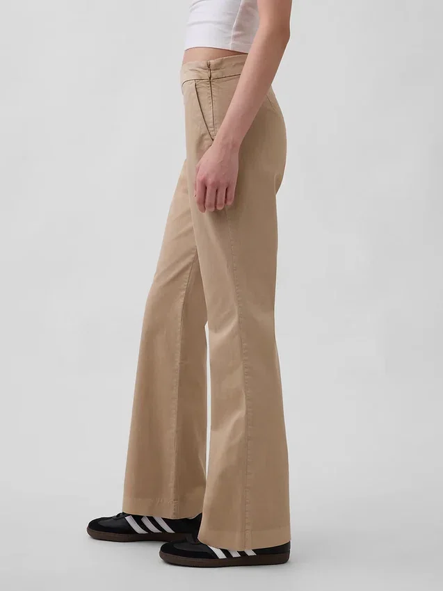 Nauwsluitende kaki broek met lage taille en uitlopende pijpen