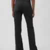 Nauwsluitende kaki broek met lage taille en uitlopende pijpen