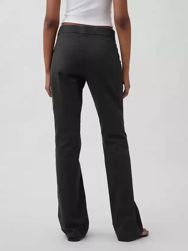Nauwsluitende kaki broek met lage taille en uitlopende pijpen