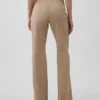 Nauwsluitende kaki broek met lage taille en uitlopende pijpen