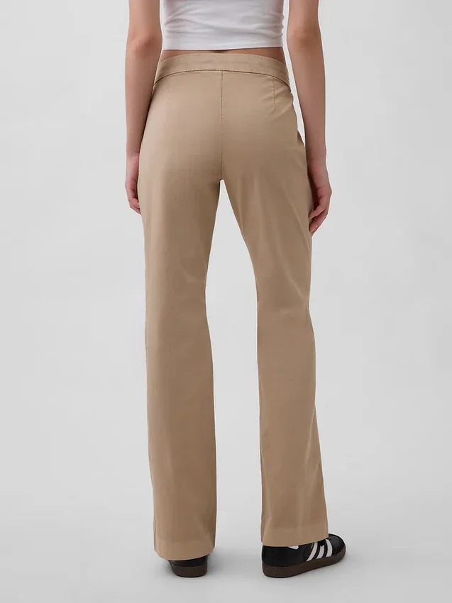 Nauwsluitende kaki broek met lage taille en uitlopende pijpen