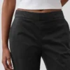 Nauwsluitende kaki broek met lage taille en uitlopende pijpen
