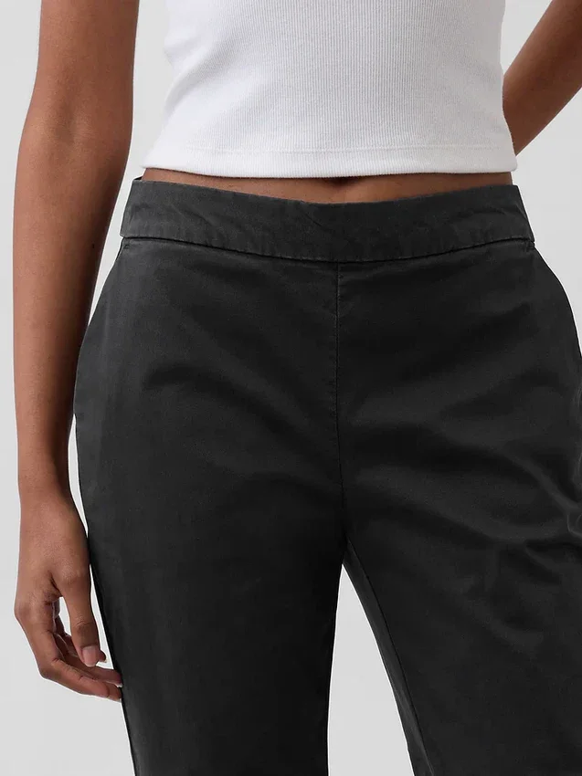 Nauwsluitende kaki broek met lage taille en uitlopende pijpen