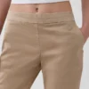 Nauwsluitende kaki broek met lage taille en uitlopende pijpen