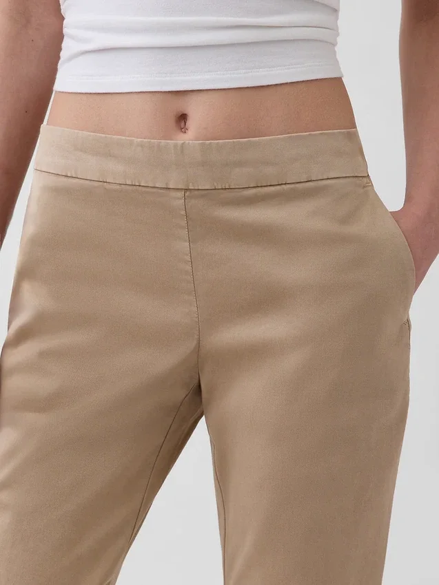 Nauwsluitende kaki broek met lage taille en uitlopende pijpen
