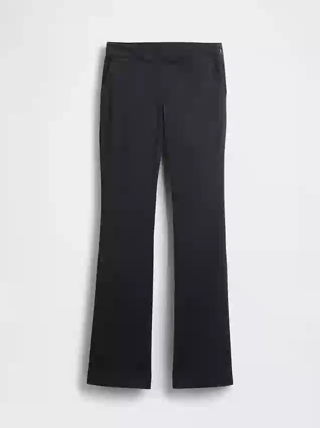 Nauwsluitende kaki broek met lage taille en uitlopende pijpen