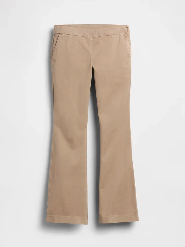 Nauwsluitende kaki broek met lage taille en uitlopende pijpen