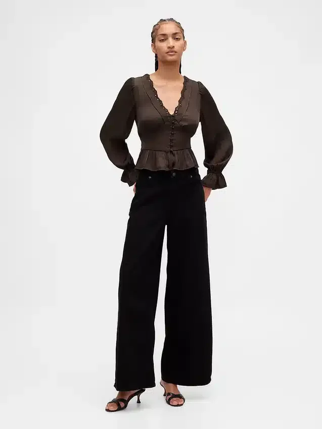 Peplumtop met V-hals en oogjes