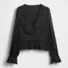 Peplumtop met V-hals en oogjes
