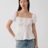 Peplumtop met vierkante hals en kanten rand