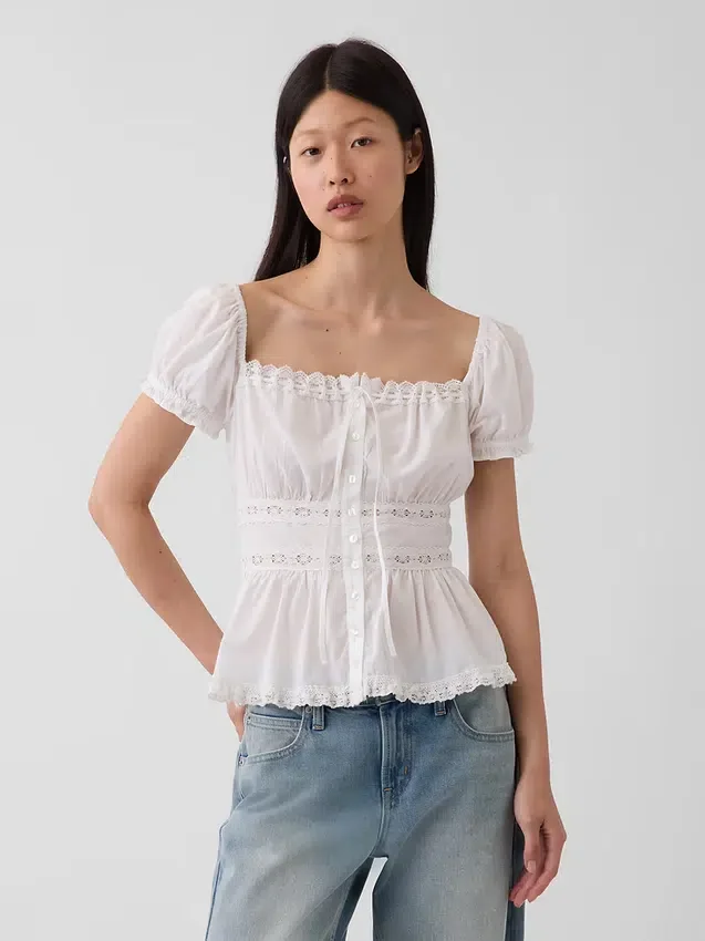 Peplumtop met vierkante hals en kanten rand