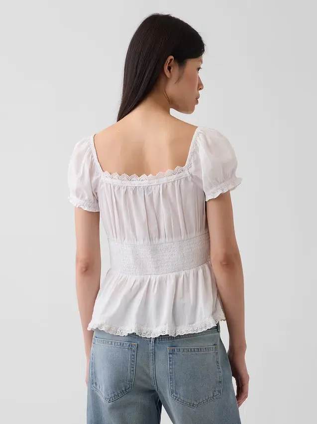 Peplumtop met vierkante hals en kanten rand