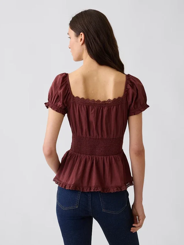 Peplumtop met vierkante hals en kanten rand