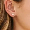 Pierced Co kleine perzikkleurige hartjesoorbellen met schroefsluiting