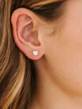 Pierced Co kleine perzikkleurige hartjesoorbellen met schroefsluiting