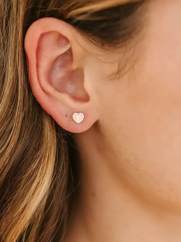 Pierced Co kleine perzikkleurige hartjesoorbellen met schroefsluiting