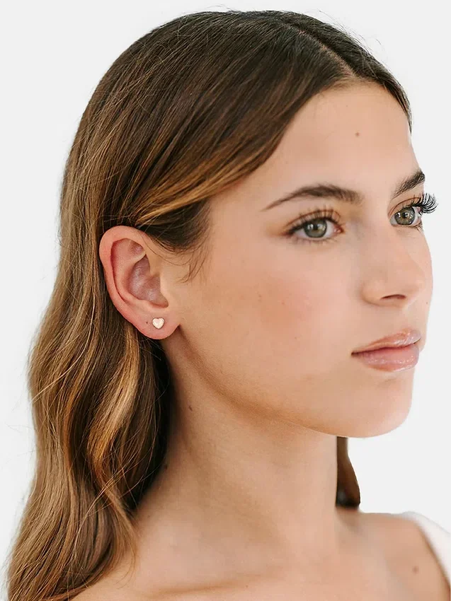 Pierced Co kleine perzikkleurige hartjesoorbellen met schroefsluiting