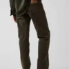 Rechte, taps toelopende jeans met middelhoge taille