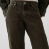 Rechte, taps toelopende jeans met middelhoge taille
