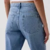 Rechte, taps toelopende jeans met middelhoge taille