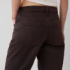 Rechte, taps toelopende jeans met middelhoge taille