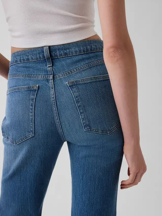 Relaxte rechte Jeans met middelhoge taille en gespleten zoom