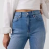 Slim straight jeans met hoge taille en omgeslagen boorden in jaren '90-stijl