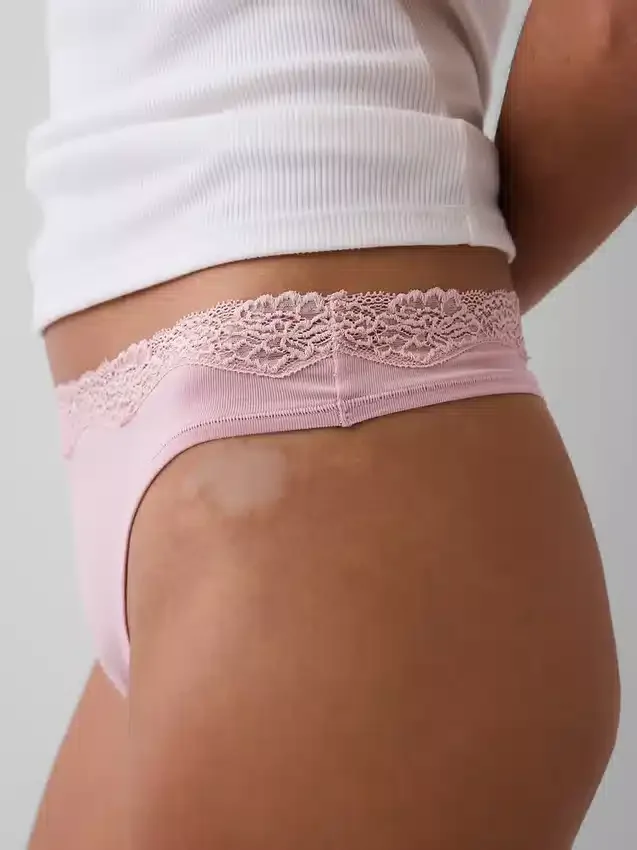 Stringslipje van biologisch stretchkatoen met kanten rand
