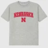 T-shirt met donkere afbeelding van het Arch Logo van de University of Nebraska