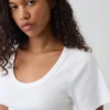 T-shirt met geribde ronde hals