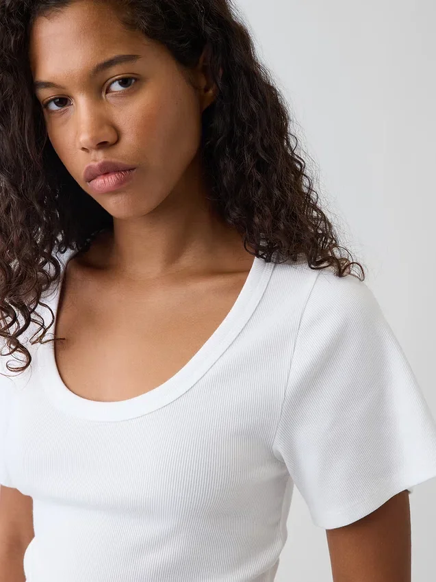 T-shirt met geribde ronde hals