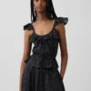 Top met fladdermouwtjes en strik in de taille