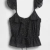 Top met fladdermouwtjes en strik in de taille