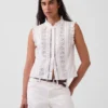 Top met knoopsluiting, plooitjes en kanten rand