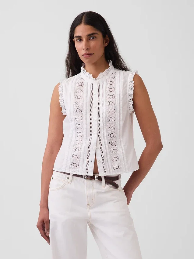 Top met knoopsluiting, plooitjes en kanten rand