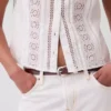 Top met knoopsluiting, plooitjes en kanten rand