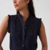 Top met knoopsluiting, plooitjes en kanten rand