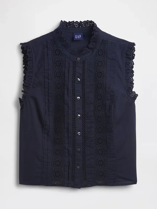 Top met knoopsluiting, plooitjes en kanten rand