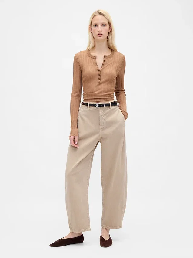 Twill-broek met middelhoge taille en wijde pijpen