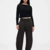 Twill-broek met middelhoge taille en wijde pijpen