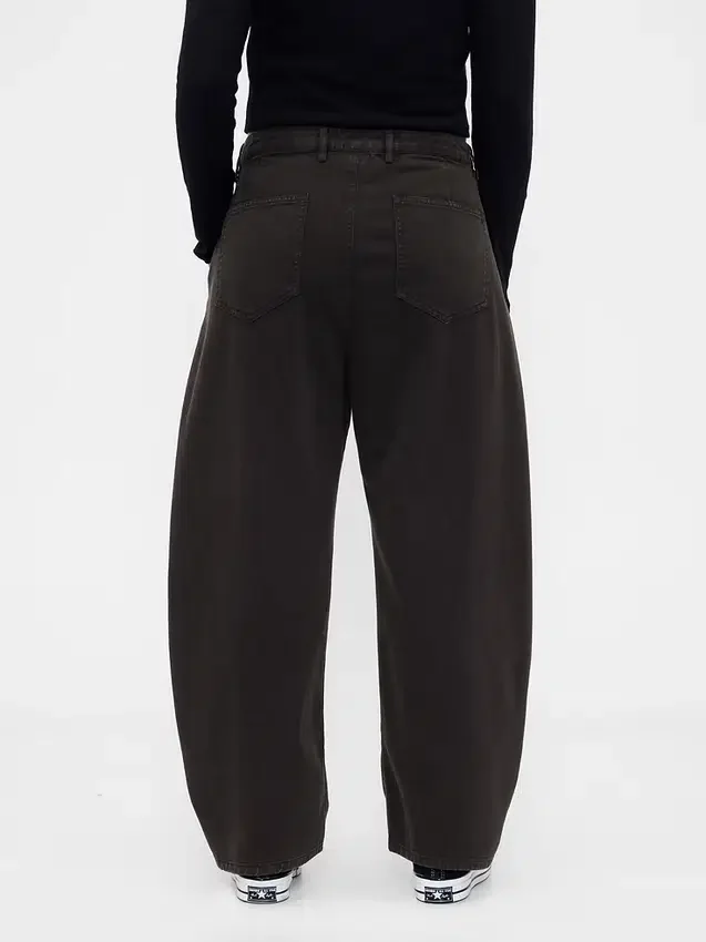 Twill-broek met middelhoge taille en wijde pijpen