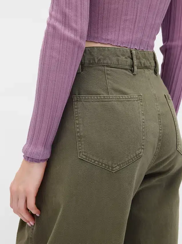 Twill-broek met middelhoge taille en wijde pijpen