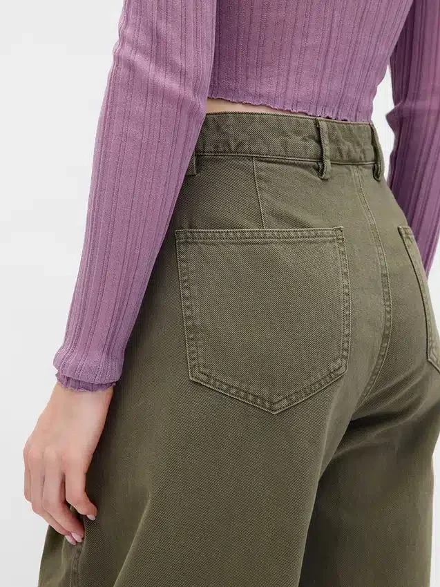 Twill-broek met middelhoge taille en wijde pijpen