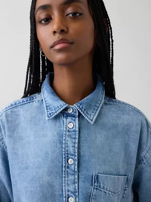 Ultrazacht denim overmaats overhemd met gerimpelde mouwen