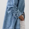 Ultrazacht denim overmaats overhemd met gerimpelde mouwen